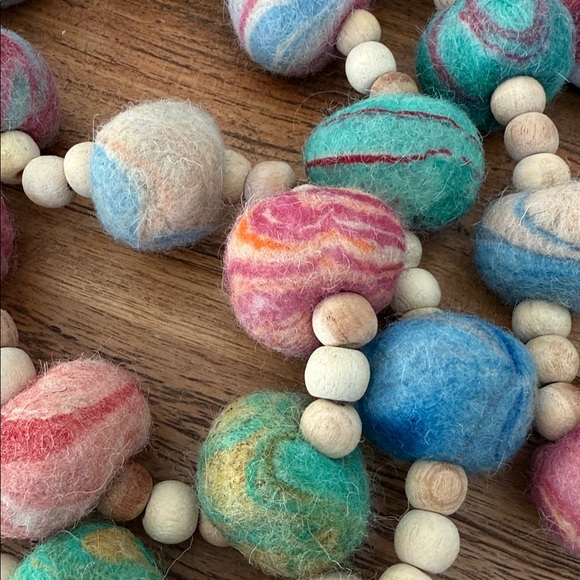 NWT World Market Colorful Marbled Wool Felt Ball & Natural Wood Bead Garland - Picture 6 of 17